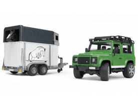 Land Rover Defender mit Pferdeanhänger und Pferd